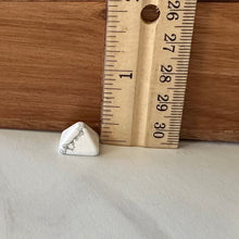 Load image into Gallery viewer, Howlite Mini Pyramid